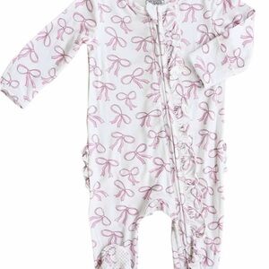 Caden Lane BLUSHING BOWS RUFFLE ZIPPER FOOTIE